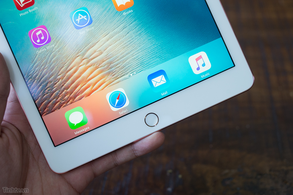 Trên tay iPad Pro 9.7”: iPad hồng với camera lồi, màn hình đẹp hơn