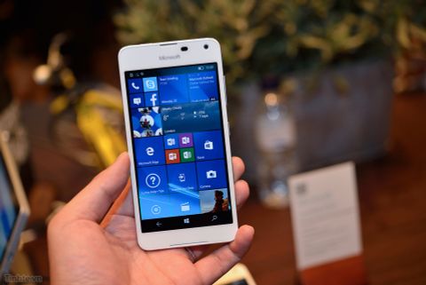Trên tay Microsoft Lumia 650: nhỏ, gọn, đẹp hơn Lumia 950