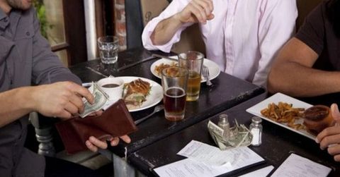 Vì sao chúng ta nên tự trả tiền khi đi ăn uống ?