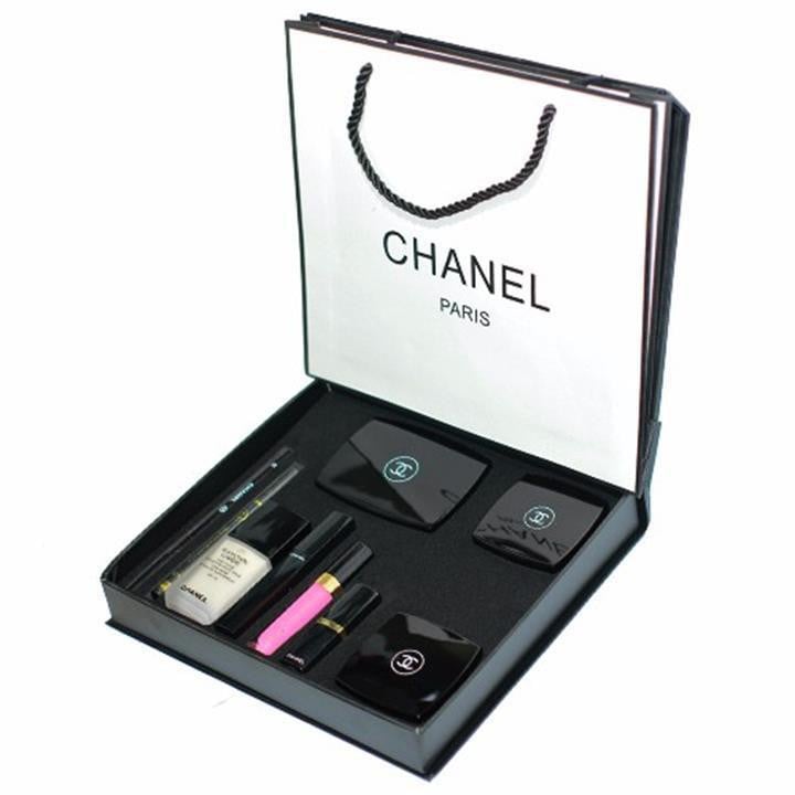 Gương trang điểm cầm tay Chanel