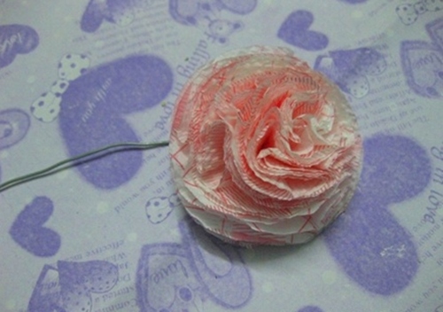cách làm hoa hồng bằng giấy ăn