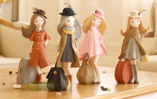 Tượng cô gái du lịch