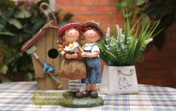 Búp bê nam nữ cầm hoa