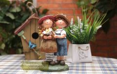 Búp bê nam nữ cầm hoa