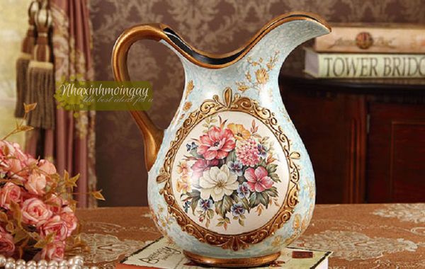 Bình sứ tay cầm cổ điển