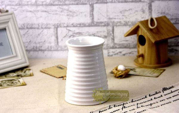 Bình sứ trụ tròn có vân