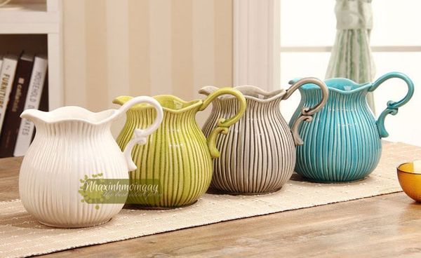 Bình sứ bầu có quai sọc