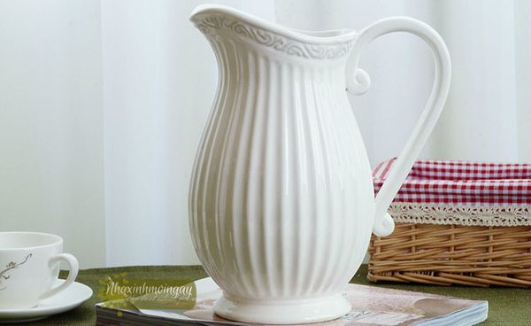 Bình sứ có quai cao