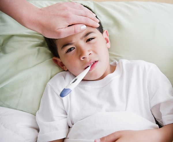 Phải làm gì khi trẻ bị sốt cao co giật?