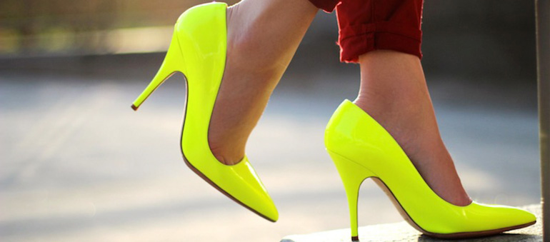 Thu hút mọi ánh nhìn với giày vàng neon