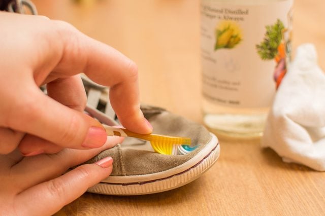 Những cách làm sạch và bảo vệ giày da lộn hiệu quả