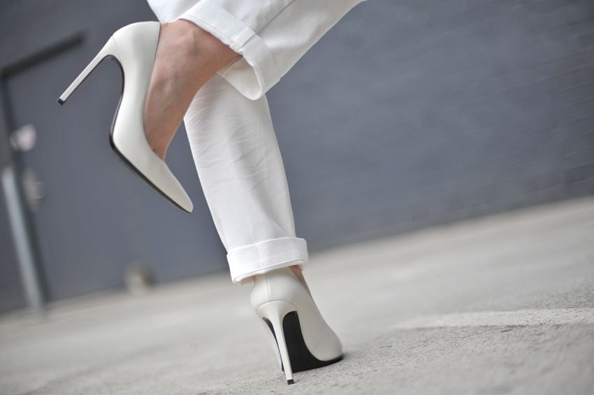 Trào lưu giày cao gót trắng: “phép màu” thời trang gợi cảm