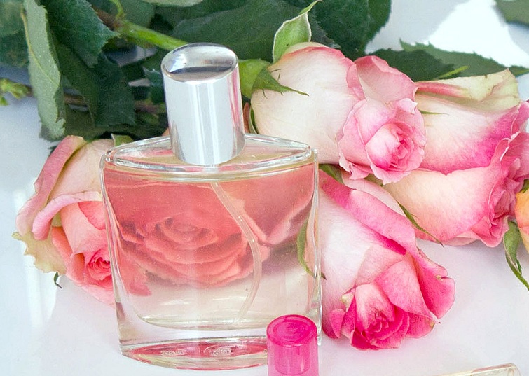 7 cách làm đẹp đơn giản giúp tận dụng lợi ích tối đa từ nước hoa hồng