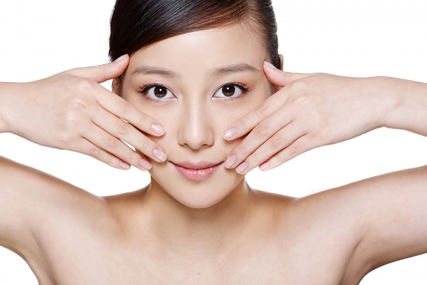 Sai lầm 4: Không buộc tóc của bạn lên nếu bạn bị mụn Điều này sẽ giữ cho tóc tránh xa khỏi khuôn mặt của bạn và không làm tắc nghẽn lỗ chân lông treen da. Bạn chỉ cần buộc tóc mái của bạn một cách lỏng lèo để tránh làm tóc bị gãy. Sai lầm 5:. Không sử dụng sản phẩm chứa retinoid Đây là thành phần hiệu quả nhất chống lão hóa tại và miễn là bạn không mang thai hoặc cho con bú, bạn nên áp dụng trước khi bạn đi ngủ.