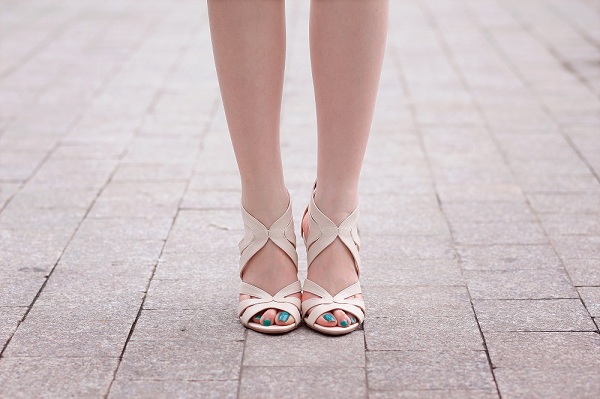 4 kiểu sandal mùa hè vừa tôn dáng vừa che khuyết điểm chân to thô